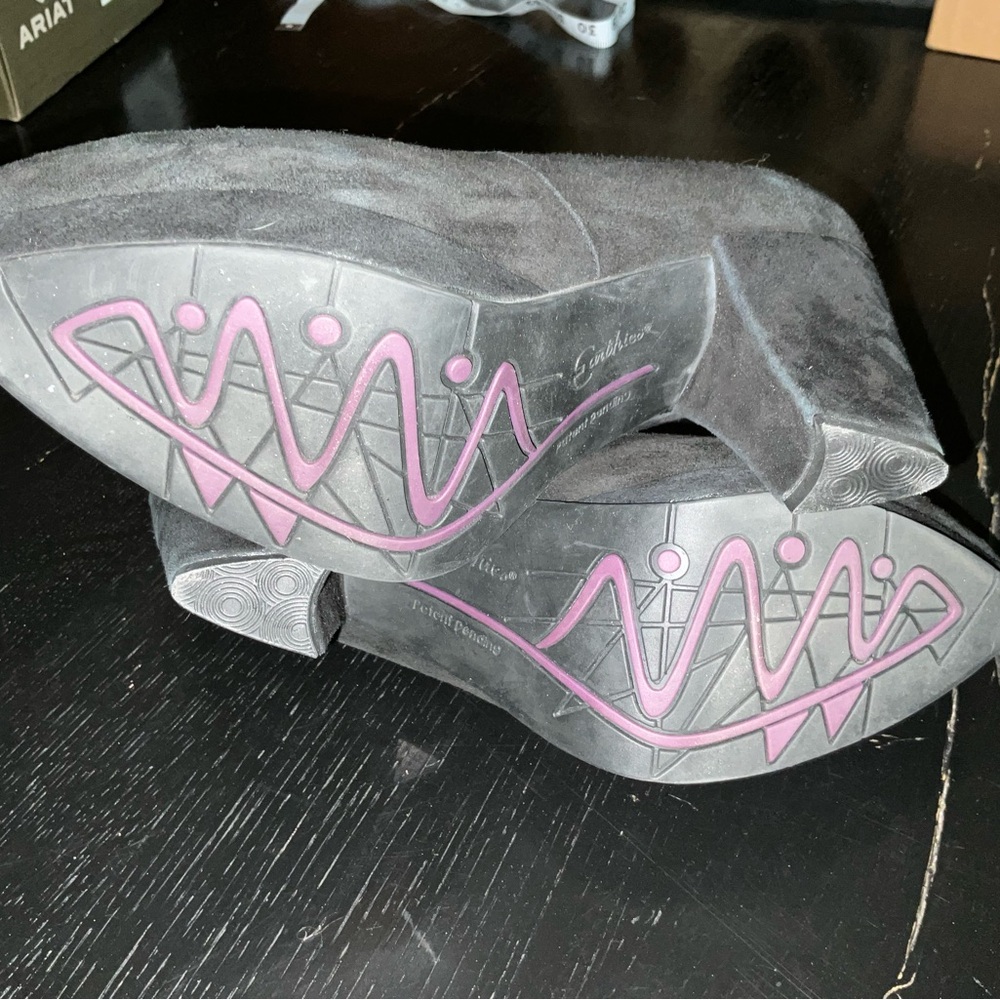 Earthies, Sexy Black Suede Platform Pumps - Picture 6 of 6